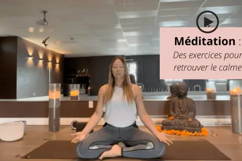 Femme méditant en posture du lotus, entourée d'une ambiance zen. Un mantra bien-être pour retrouver le calme intérieur.