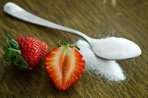 Fraises et cuillère de sucre, un rappel pour ne plus manger de sucre.