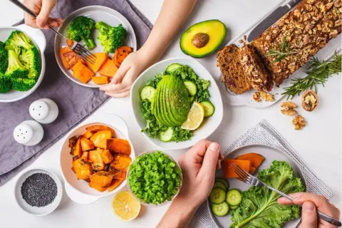 Un repas coloré avec brocolis, patates douces, avocat, salade et pain aux noix, parfait pour le top 10 des aliments riches en fibres.