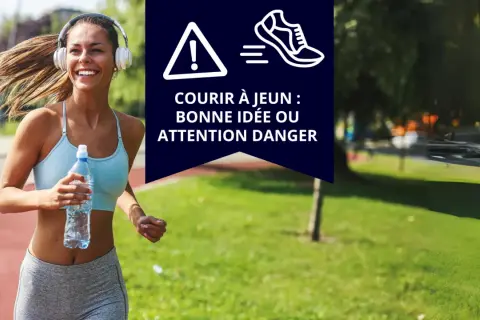 Une femme souriante court le matin avec des écouteurs, tenant une bouteille d'eau. Le texte indique "Courir à jeun : bonne idée ou attention danger".