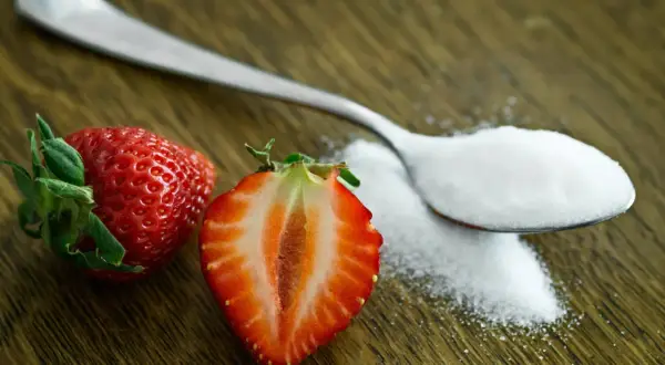 Fraises et cuillère de sucre, un rappel pour ne plus manger de sucre.