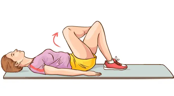 Femme effectuant un étirement piriforme sur un tapis, genoux pliés, pieds au sol. Une flèche rouge indique le mouvement.