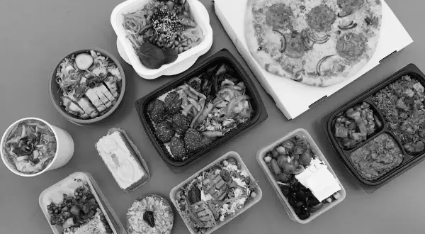Un festin de plats variés, salades, falafels, et une pizza, parfait pour un cheat meal bien mérité.