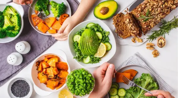 Un repas coloré avec brocolis, patates douces, avocat, salade et pain aux noix, parfait pour le top 10 des aliments riches en fibres.