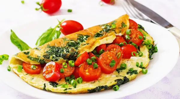 Omelette aux épinards et tomates cerises, un plat sain et savoureux pour un régime alimentaire perte de poids réussi.