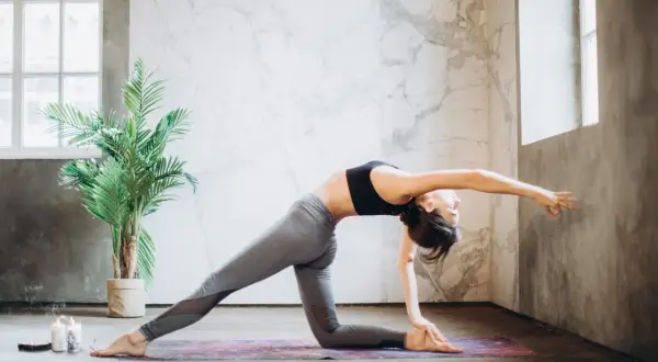 Une femme pratique le yoga, améliorant sa souplesse. Une pose parfaite pour un débutant cherchant à s'étirer.